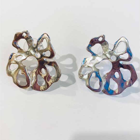 Silver Flower Stud Earrings NEW - Picture 2 of 2